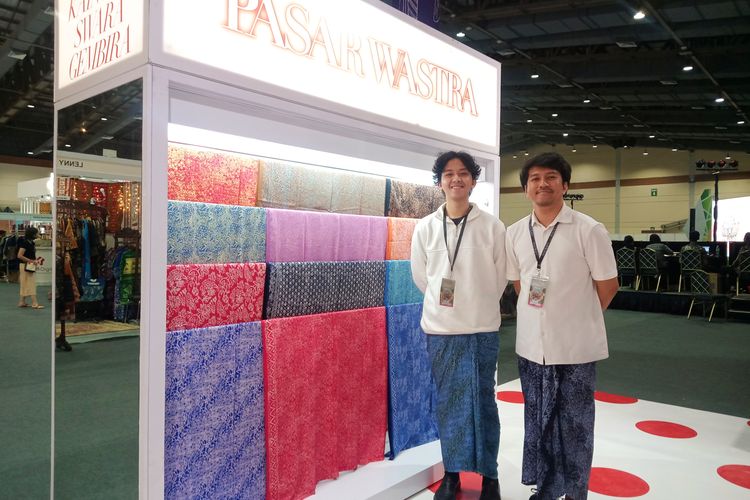 Pasar Wastra hadir sekaligus untuk memperkenalkan kain-kain tradisional kepada anak muda dan membantu perekonomian para perajin menjadi lebih baik.