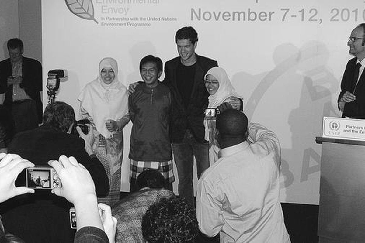 Gelandang Bayer Leverkusen,Michael Ballack, tanpa diduga muncul pada acara penyerahan sertifikat dan perpisahan duta lingkungan pilihan Bayer (Bayer Young Environmental Envoy) di BayArena, Leverkusen, Jerman, 11 November 2010. Duta dari Indonesia, Annisa Hasanah (kiri Ballack), Adam Adiwinata, dan Asmak Afriliyana seperti rekan mereka dari 17 negara lain mendapat kesempatan foto bersama.