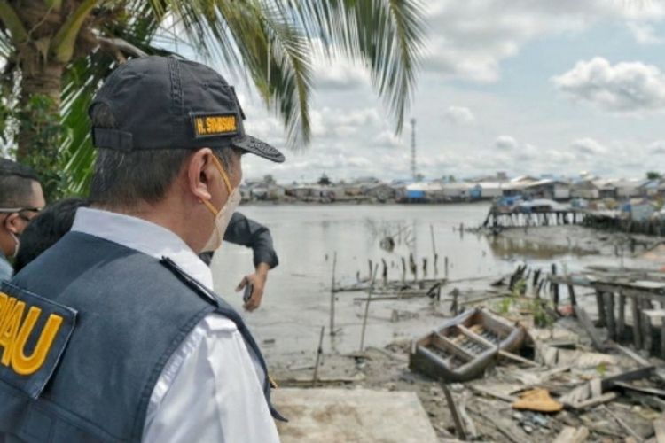 Gubernur Riau Syamsuar meninjau rumah warga yang rusak akibat abrasi dan longsor di Kecamatan Tanah Merah, Kabupaten Inhil, Riau, Minggu (29/8/2021).