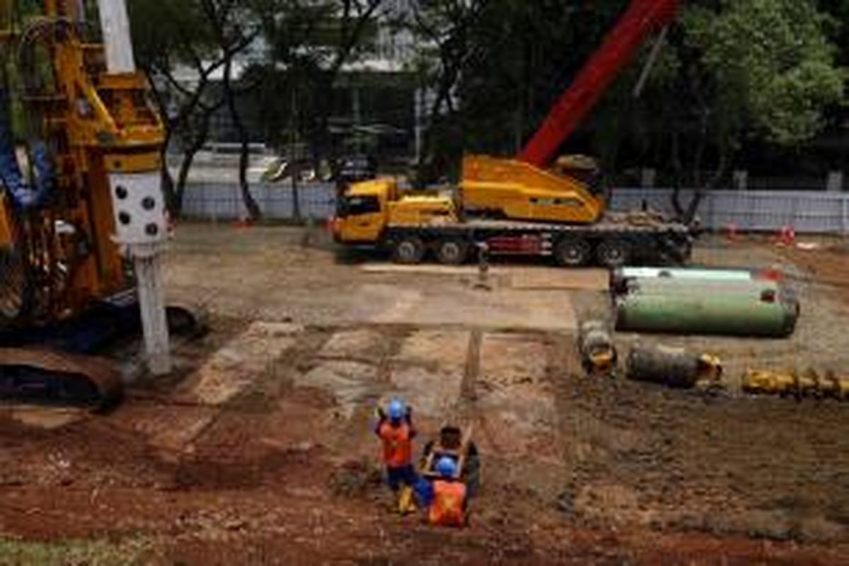 Pekerja dalam pembangunan proyek konstruksi mass rapid transit (MRT) di Dukuh Atas, Jakarta, Jumat (11/10). Lintasan MRT Jakarta akan menghubungkan wilayah Lebak Bulus hingga Bundaran Hotel Indonesia dengan panjang lintasan 15,7 kilometer. Di sepanjang lintasan itu akan ada 6 stasiun bawah tanah dan 6 stasiun biasa.