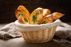 4 Cara Membuat Garlic Bread, Gunakan Roti Siap Pakai