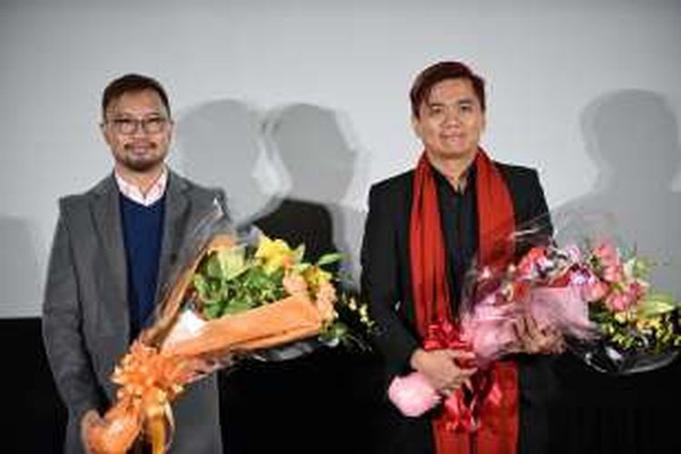 Sutradara film Die Beautiful, Jun Robles Lana (kanan) dan produser Perci Intalan menerima penghargaan di Festival Film Internasional Tokyo (TIFF) ke-29, Kamis (3/11/2016).