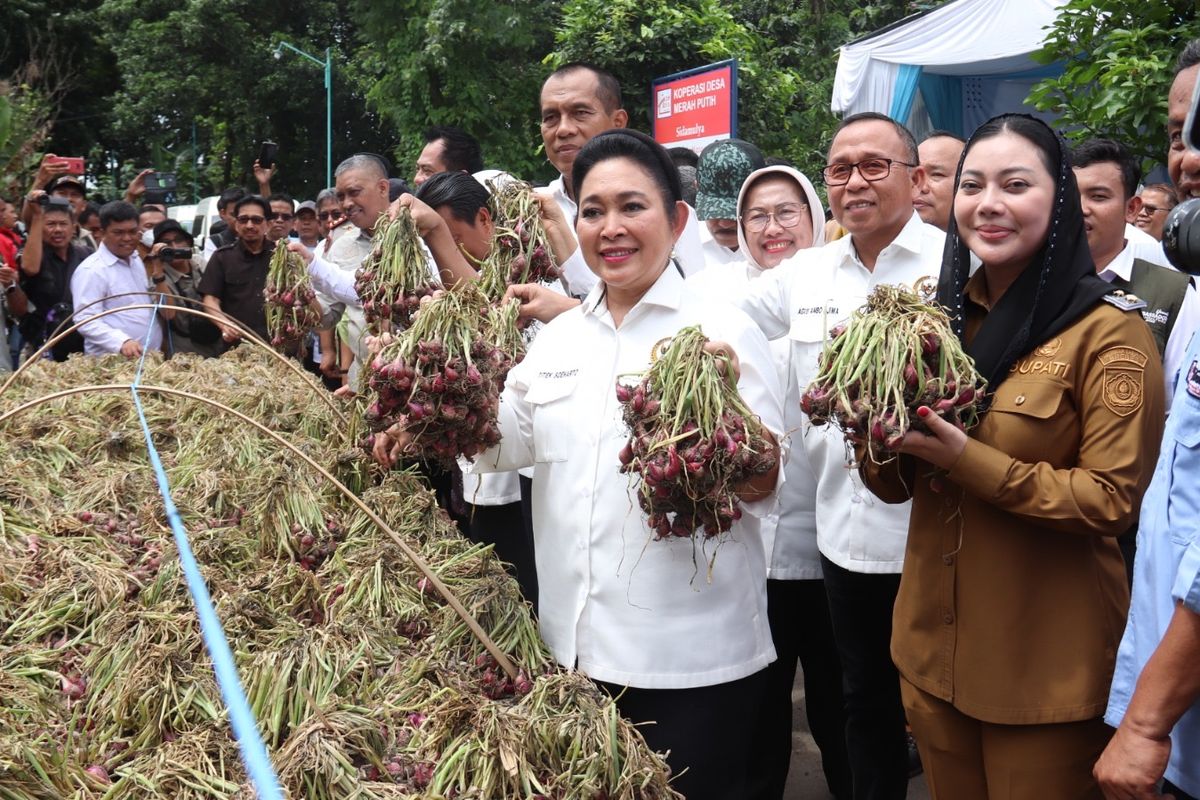 Bupati Brebes Paramitha Widya Kusuma saat mendampingi kunjungan kerja Ketua Komisi IV DPR RI Siti Hediati Hariyadi ke PT Sinergi Brebes Inovatif di Desa Sidamulya, Kecamatan Wanasari, Brebes, Jawa Tengah, Senin (23/2/2026).