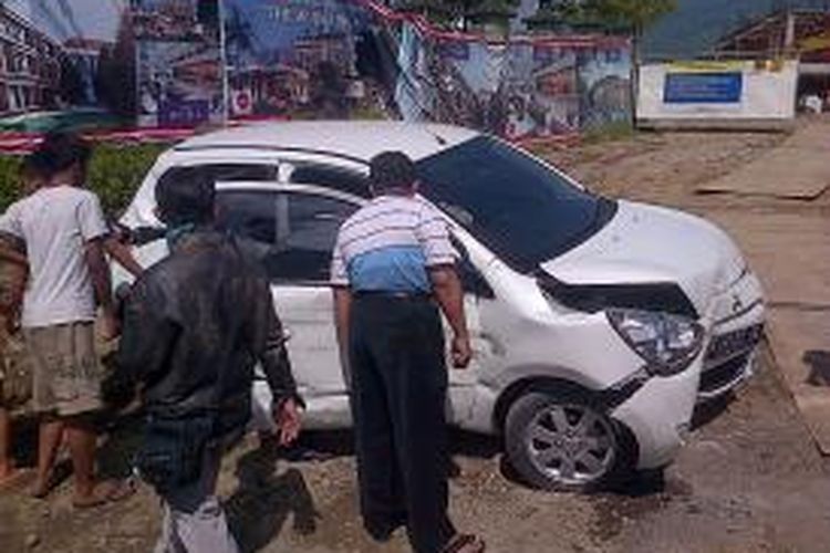 Mobil sedan putih nopol H9137 EL yang dikemudikan oleh Suparmono, ikut menjadi korban lakalntas karambol di Jl Sukarno Hatta, Ungaran, Selasa (14/4/2015) pagi.