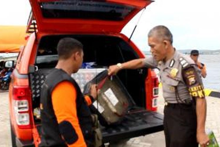 Polres Parepare menyerahkan temuan warga berupa benda mirip kursi pesawat diduga milik pesawat AirAsia QZ8501 pada Tim Basarnas di Pelabuhan Cappa Ujung. 