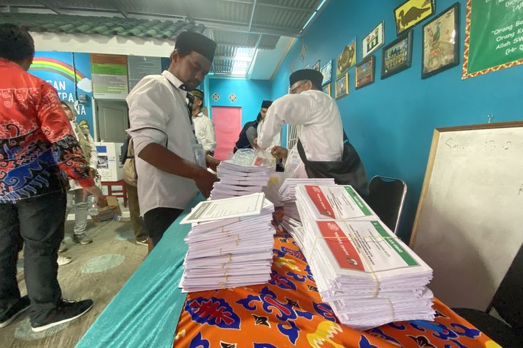 KPPS TPS 19 membereskan surat suara yang telah tercoblos lebih dahulu setelah proses pemungutan suara di TPS itu dihentikan Bawaslu Bandar Lampung, Rabu (14/2/2024).
