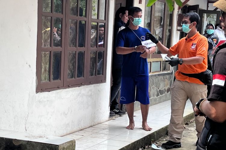 Rekonstruksi Pembunuhan Nenek dan Perempuan di Banyumas, Pelaku Disoraki Warga