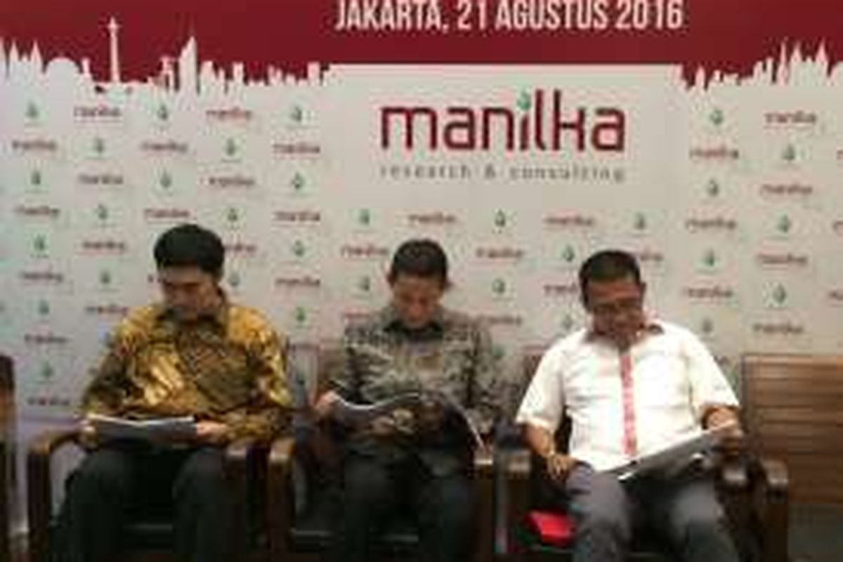 Dari kiri, Managing Director Manilka Herzaky, Bakal cagub Gerindra Sandiaga Uno dan Politisi PDI-P Masinton Pasaribu di Bakoel Coffee, Cikini, Jakarta Pusat, Minggu (21/8/2016).