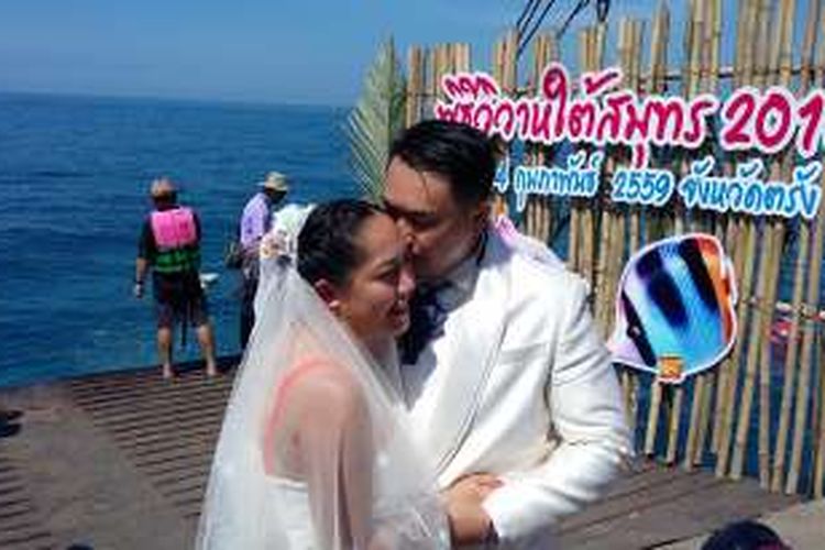 Calon pengantin berfoto sebelum melangsungkan pernikahan di bawah laut di
Provinsi Trang, bagian Selatan Thailand, Sabtu (13/2/2016).
