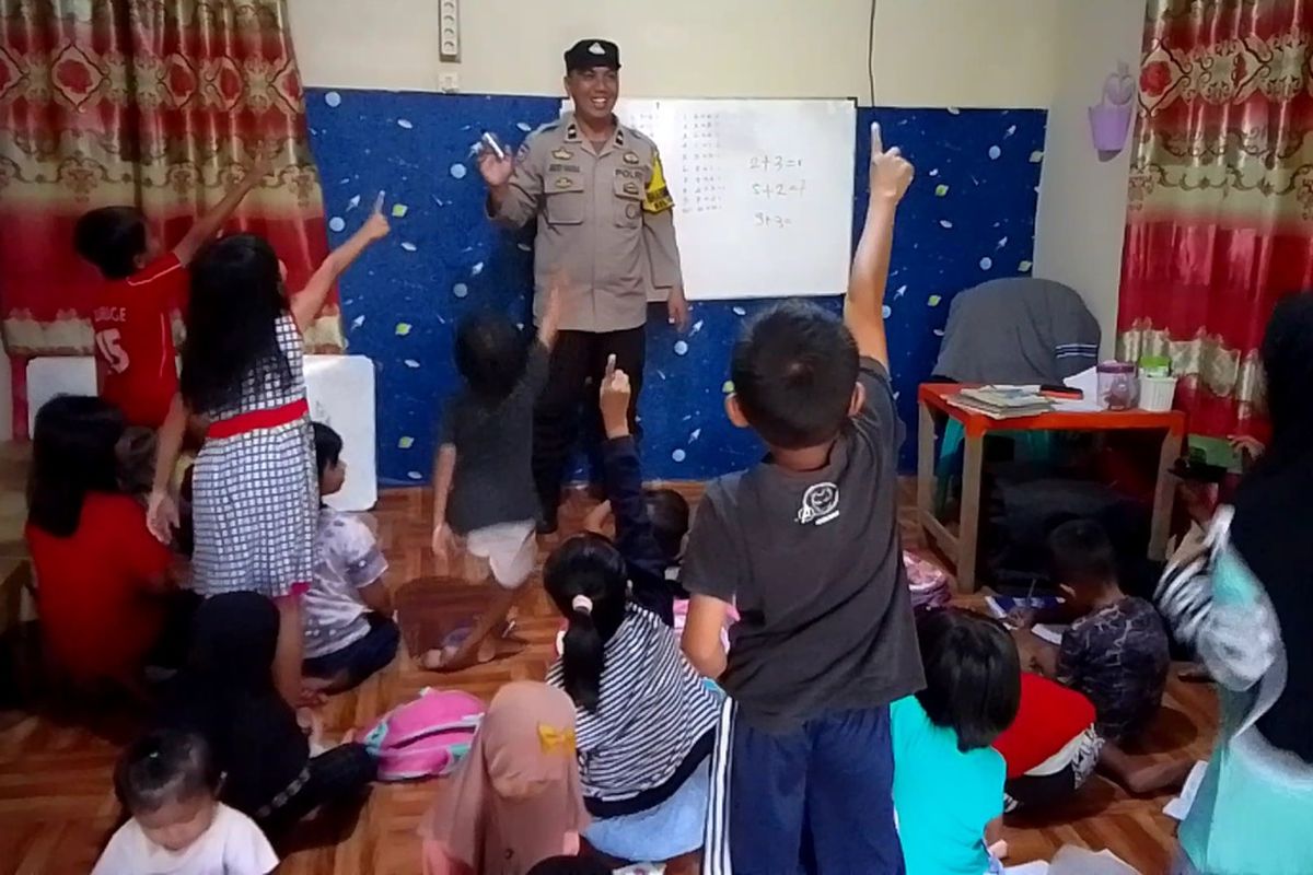 Aipda Jacky Galela, seorang Bhabinkamtibmas Polsek Wara Utara, Polres Palopo yang bertugas di Kelurahan Luminda, Kecamatan Wara Utara, Kota Palopo, Sulawesi Selatan rela menyisihkan gajinya demi membuat rumah belajar untuk anak-anak, rumah belajar ini letaknya di Jalan Rusa, Kota Palopo yang awalnya adalah warung Miras jenis Ballo, Jumat (11/8/2023)