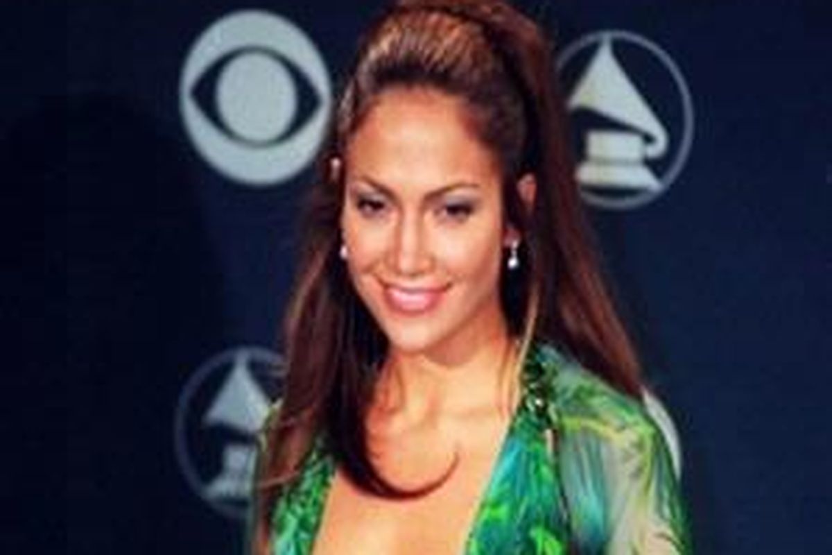 Jennifer Lopez dengan gaun Versace itu pada Grammy Awards 2000.