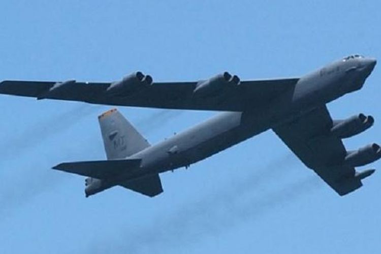 Militer AS menerbangkan dua pesawat pembom B-52 di ata wilayah sengketa Laut China selatan tanpa memberitahu China, Senin 25/11.