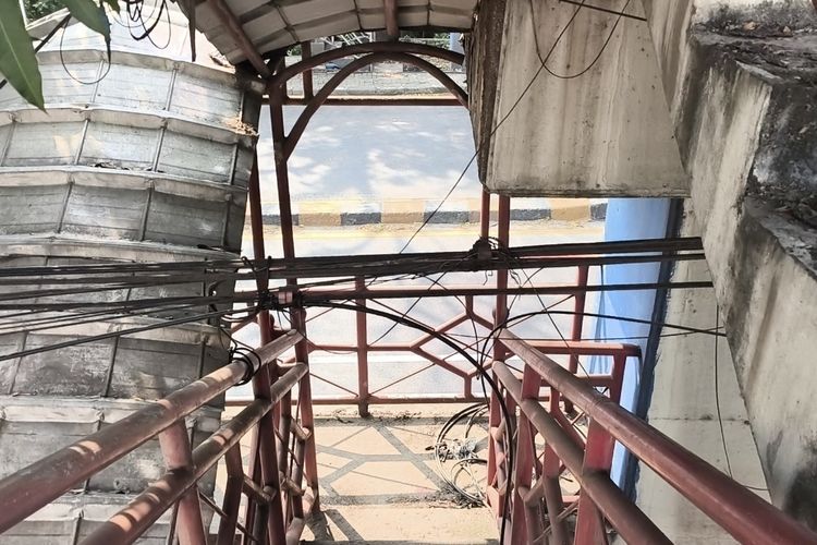 Tangga JPO di Daan Mogot Tangerang Terhalang Kabel Provider, Pengguna Harus Menunduk