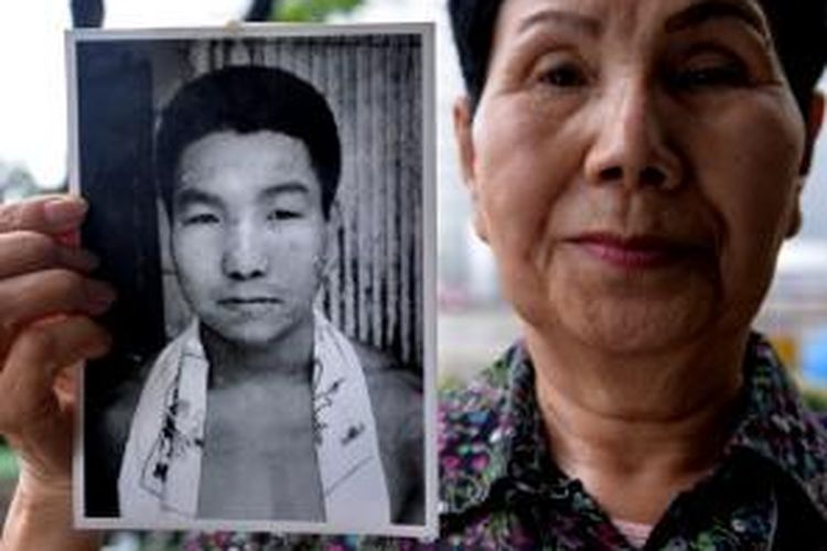 Dalam foto yang diambil pada 2013 ini, Hideko Hakamada, menunjukkan foto kakaknya, Iwao Hakamada yang sudah menunggu eksekusi hukuman mati selama 48 tahun. Pria yang diyakini menjadi terpidana mati yang paling lama menunggu eksekusi ini mendapatkan sidang ulang setelah muncul keraguan atas vonisnya pada 1968 lalu.