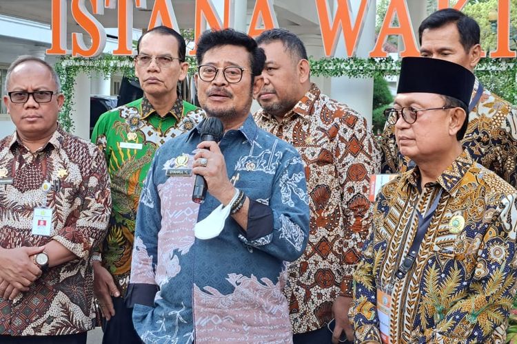 Menteri Pertanian Syahrul Yasin Limpo memberikan keterangan pers di Istana Wakil Presiden, Jakarta, Rabu (12/4/2023).