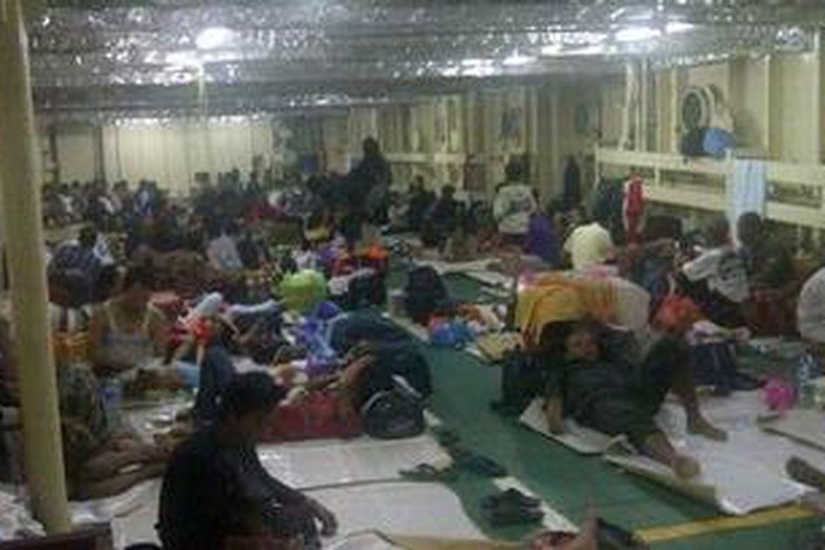 Pemudik memenuhi dek bawah KM Dobonsolo rute Makassar-Surabaya, Sabtu (11/8/2012) dini hari.   