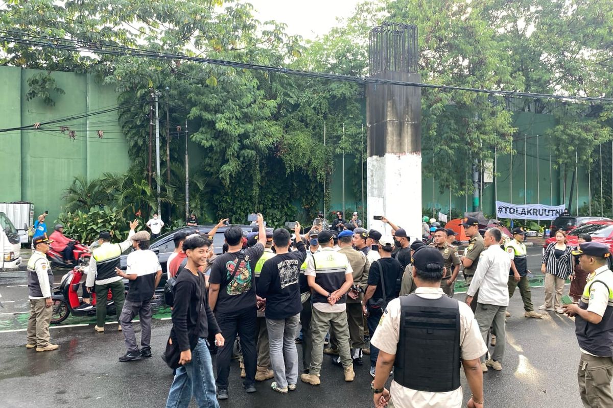 Satpol PP: Aksi Piknik Melawan Dibubarkan karena Ganggu Pejalan Kaki