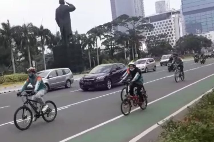 Bicyclists on Jakartas Sudirman thoroughfare