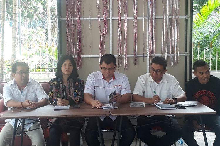 Konferensi Pers Kejuaraan Dunia Tinju yang akan digelar di Kupang, Nusa Tenggara Timur, 5-7 Juli 2019 di Sport Corner Cafe Gedung Kemenpora, Senin (17/6/2019). 