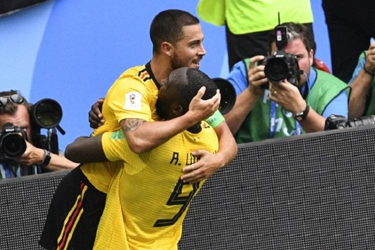 Eden Hazard dipeluk Romelu Lukaku seusai mencetak gol bagi Belgia ke gawang Tunisia pada pertandingan Grup G Piala Dunia 2018, 23 Juni 2018. 