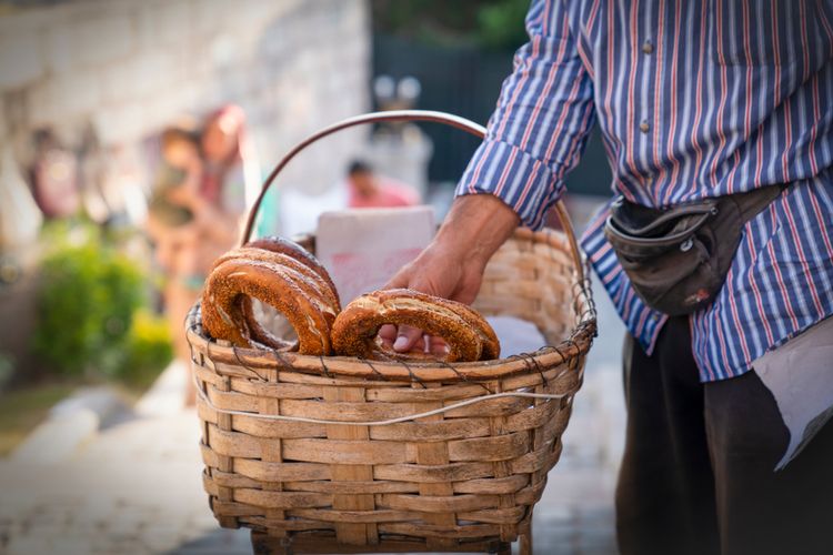 Ilustrasi pedagang roti keliling di Turki. 