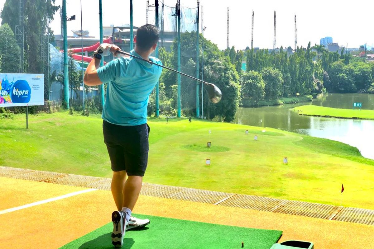Samuel Zylgwyn bermain golf di Pondok Indah Golf Course, Jumat (13/5/2022).