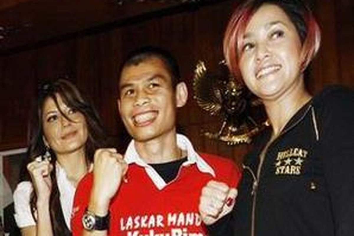 Chris John bersama Tamara Bleszinsky dan Maia Estianty