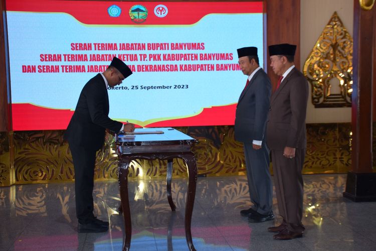 Serah terima jabatan Pj Bupati Banyumas Hanung Cahyo Saputro dengan Bupati dsn Wakil Bupati Banyumas 2018-2023, Achmad Husein dan Sadewo Tri Lastiono di pendapa bupati, Senin (25/9/2023).
