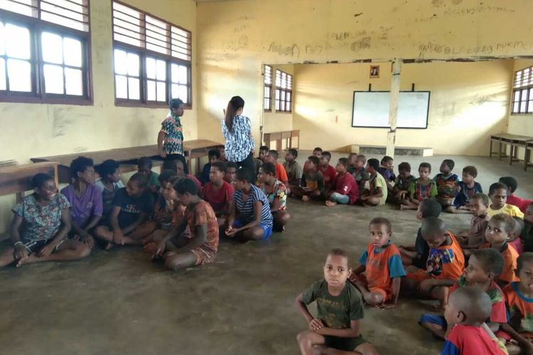 Situasi sekolah di SDN Atti, tampak para siswa sekolah tanpa seragam dan alas kaki, Mappi, Papua