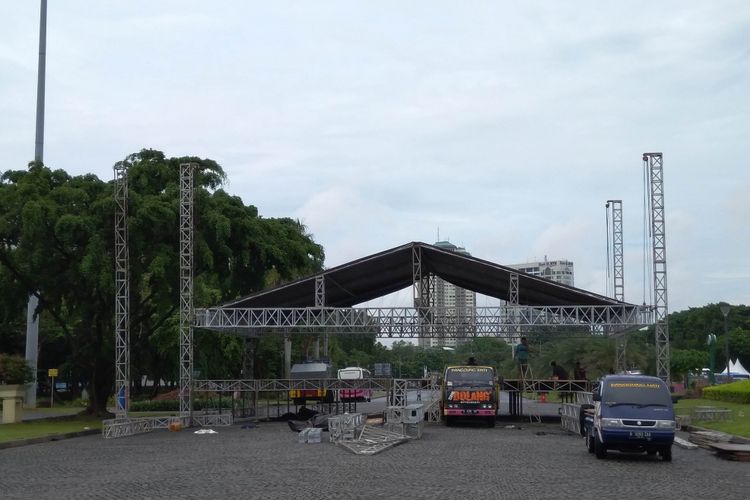 Persiapan panggung reuni 212 di Monas, 30/11/2017