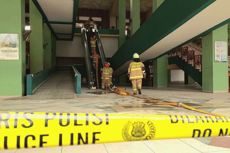 30 Personel  Sudin Penanggulangan Kebakaran dan Penyelamatan Jakarta Utara kembali terlihat di Masjid Jakarta Islamic Centre (JIC) pada Kamis (20/10/2022) sore.