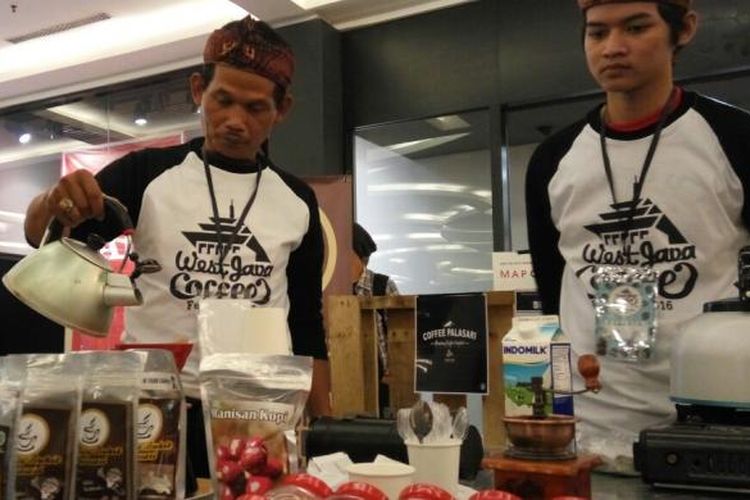 West Java Coffee Festival 2016 digelar Jumat-Minggu (28-30 Oktober 2016) di Trans Studio Mal. Festival ini merupakan upaya untuk mendorong pengembangan perdagangan, promosi industrialisasi olahan berbasis kopi lokal Jabar yang unggul dan berpotensi. 