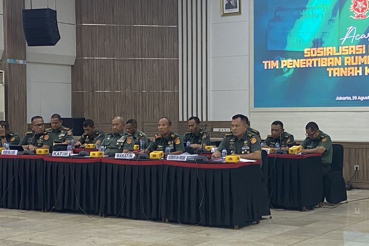 Tim Penertiban Rumah Dinas Kostrad menggelar sosialisasi kepada warga terdampak penertiban di Makostrad, Jakarta Pusat, Selasa (26/8/2025).
