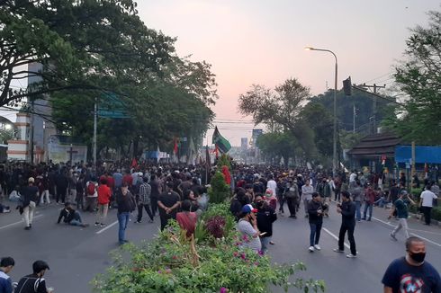 Tolak UU Cipta Kerja, Ratusan Mahasiswa Tutup Jalan Protokol di Serang