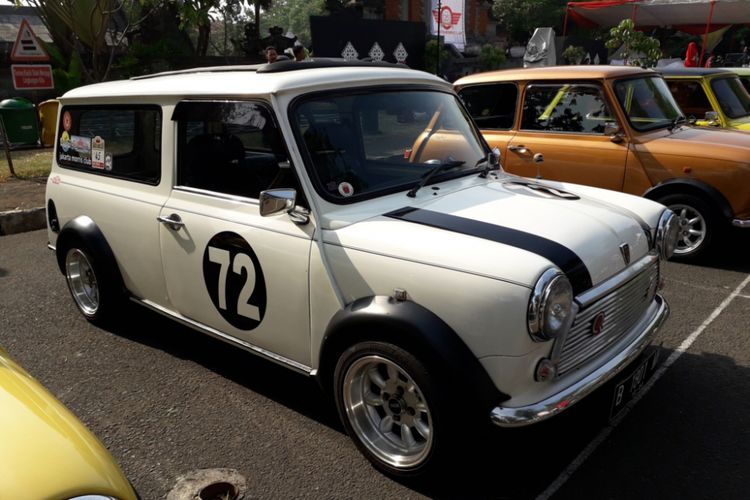 Mini Cooper klasik model wagon yang ikut meramaikan HUT ke-25 Jakarta Morris Club di TMII, Jakarta Timur, Minggu (16/9/2018). 