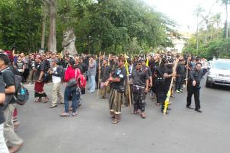 Pengamanan massa terlihat di luar lokasi Munas IX Golkar, di Hotel Westin, Nusa Dua, Bali, Minggu (30/11/2014). Mereka adalah personel dari pecalang dan warga setempat. 