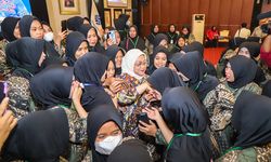 Menaker Lepas 100 PMI Sektor Domestik Tahap I ke Arab Saudi