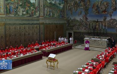 Tangkapan layar dari video yang menunjukkan Master Perayaan Liturgi Kepausan Uskup Agung Diego Giovanni Ravelli memberikan perintah extra omnes yang artinya yang lainnya, dipersilakan keluar di dalam Kapel Sistina. Konklaf 2025 secara resmi  pada Rabu (7/7/2025) sekitar pukul 17.45 waktu Vatikan atau 22.45 WIB di Vatican City setelah pintu kapel ditutup.