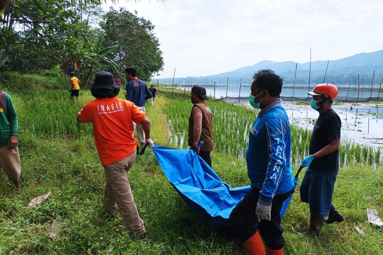 Tim relawan saat mengevakuasi jenazah NU (8) yang ditemukan di aliran sungai Brantas, Desa Sengguruh, Kecamatan Sumberpucung, Minggu (29/1/2023) pasca hilang terhanyut di salah satu sungai di Kelurahan Candirenggo, Kecamatan Singosari, Kabupaten Malang, Rabu (25/1/2023) lalu.