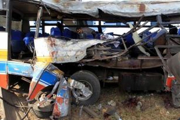 Kecelakaan bus Rukun Sayur dengan nomor polisi AD 1523 CF di kilometer 202 Tol Palimanan - Kanci, Cirebon, Jawa Barat, Selasa (14/7/2015). Sebanyak 11 orang meninggal dunia dalam kecelakaan ini.