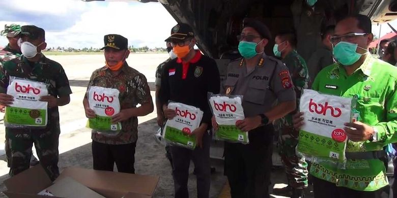 Pemprov Kalteng menerima 2.000 alat pelindung diri (APD) untuk tim medis dari Kementerian Kesehatan yang dibawa menggunakan Pesawat milik TNI AU di Bandara Cilik Riwut Palangkaraya, Kamis (26/3/2020). 