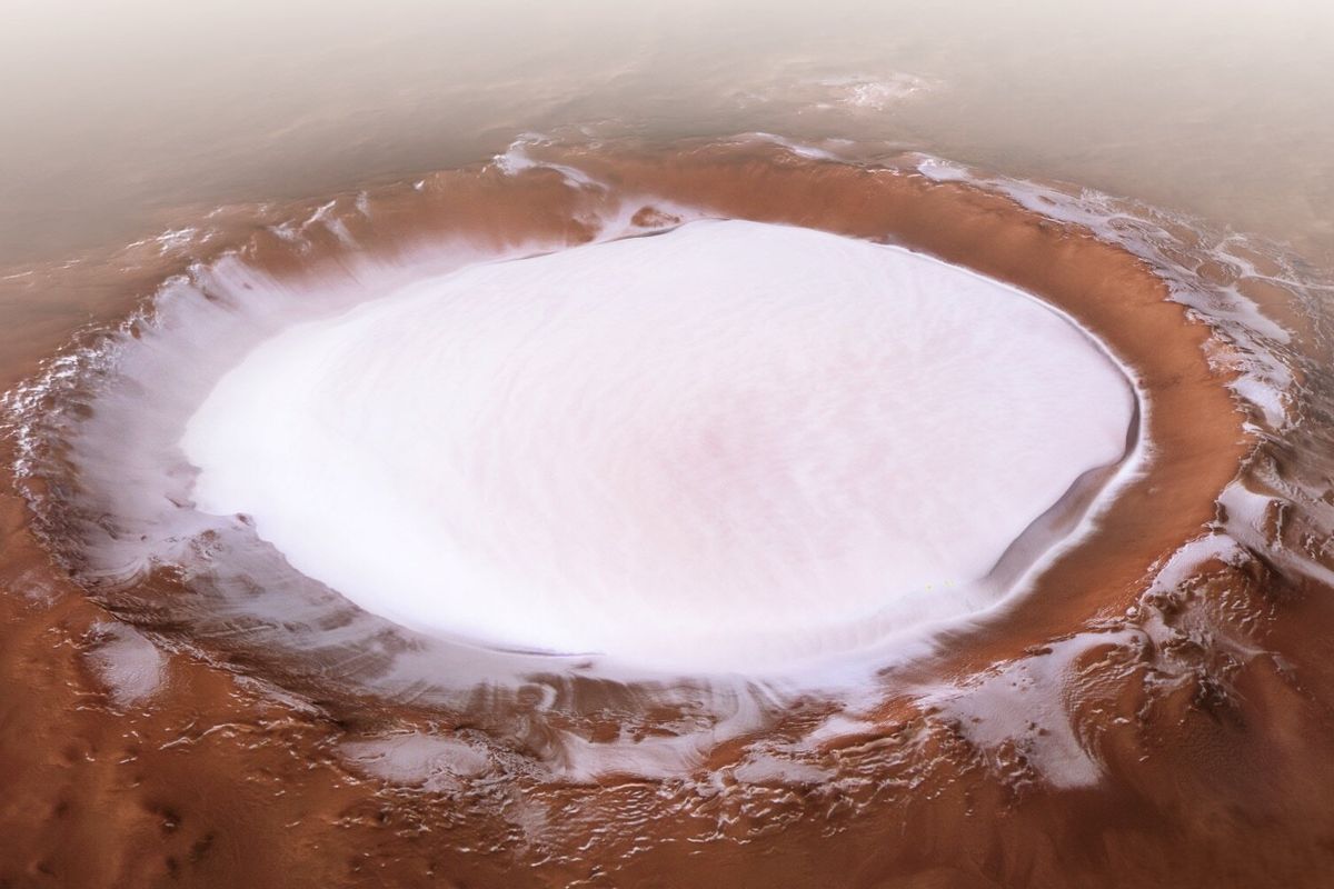 Perspektif kawah Korolev diselimuti es air. Salah satu kawah di planet Mars.