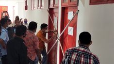Anggota DPRD TTU Segel Ruang Pimpinan Dewan, Ini Penyebabnya