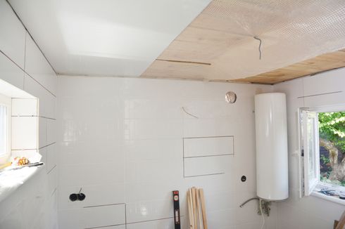 Begini Cara yang Tepat untuk Bersihkan Plafon PVC di Rumah Anda