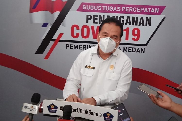 Kadis Kesehatan Kota Medan Edwin memberikan keterangan terkait Plt Wali Kota Medan di press room GTPP Covid-19 Kota Medan, Rabu (5/8/2020).