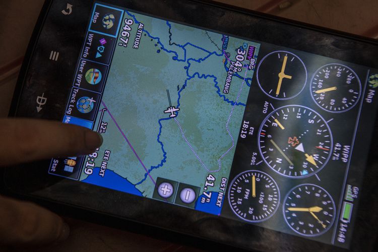 Petugas mengoperasikan GPS saat melakukan operasi TMC.