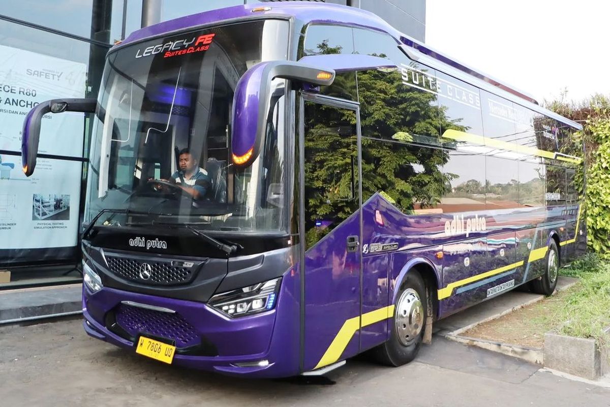 Bus baru PO Adhi Putra dengan bodi Legacy SR3 FE Suites Class