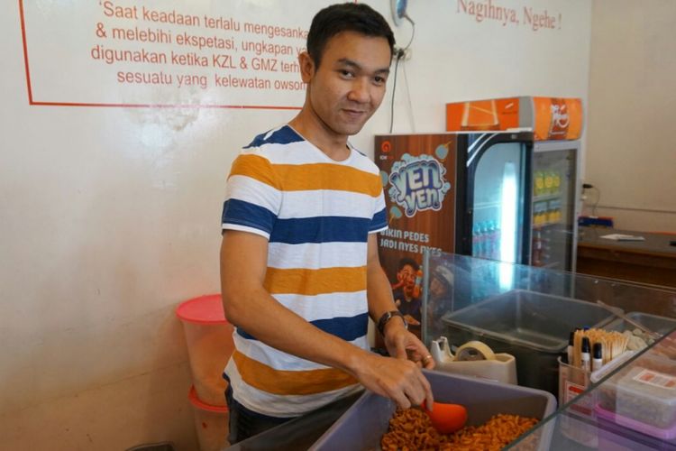 Ali Muharam, pendiri camilan unik Makaroni Ngehe di Meruya, Jakarta. 