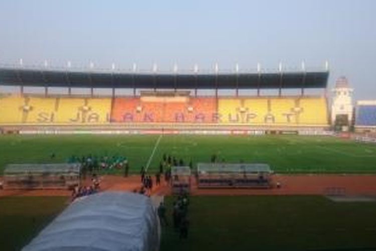 Suasana Stadion Si Jalak Harupat, Soreang, Bandung, menjelang pertandingan uji coba antara timnas Indonesia U-23 dan Malaysia U-23, Kamis (21/5/2015). 