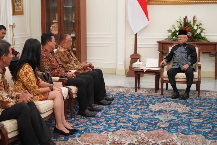 Wakil Presiden Ma'ruf Amin saat menerima jajaran pengurus KONI di Istana Wakil Presiden, Jakarta, Selasa (19/12/2023).